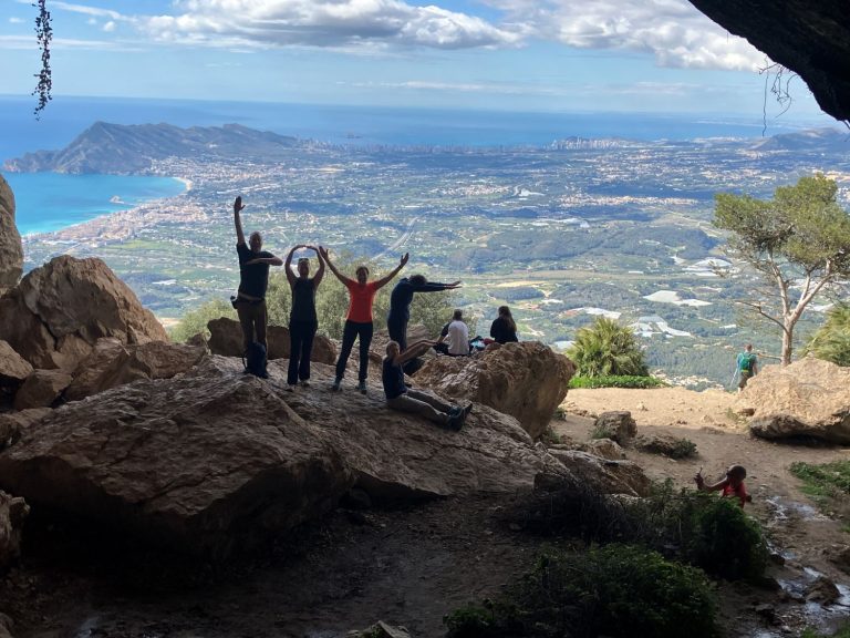 Vanuit het gat van de Bernia heb je zicht op Benidorm